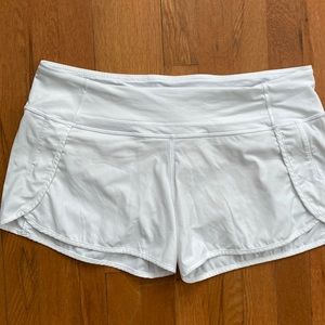 EUC Lululemon White Speed Ups 2.5 Shorts Size 12